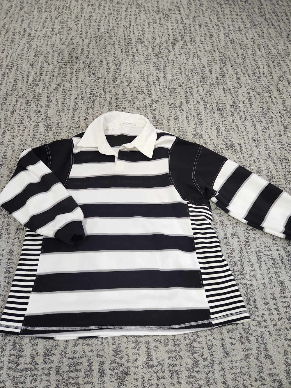 Source Unknown Black and White Striped Long Sleeve Rugby Top